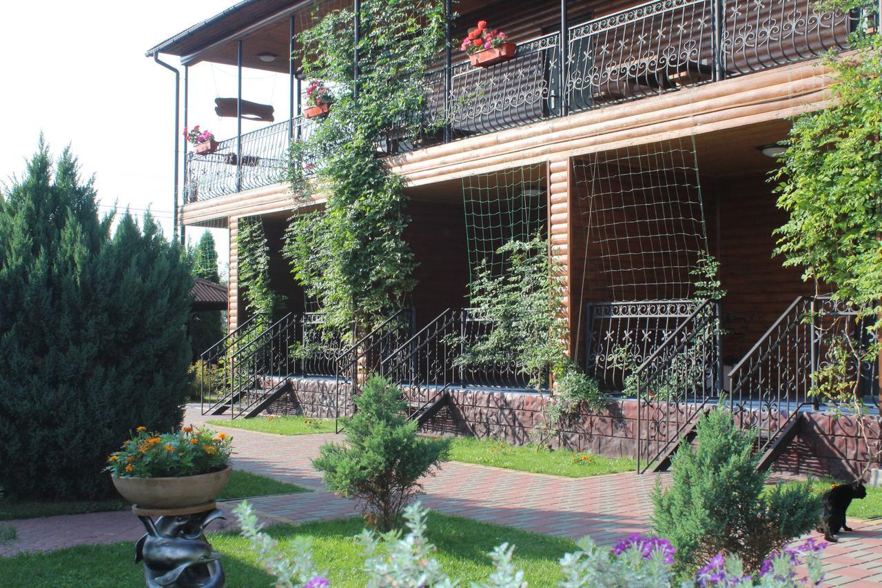 סביטיאז Hotel-Complex Mizh Triokh Ozer מראה חיצוני תמונה