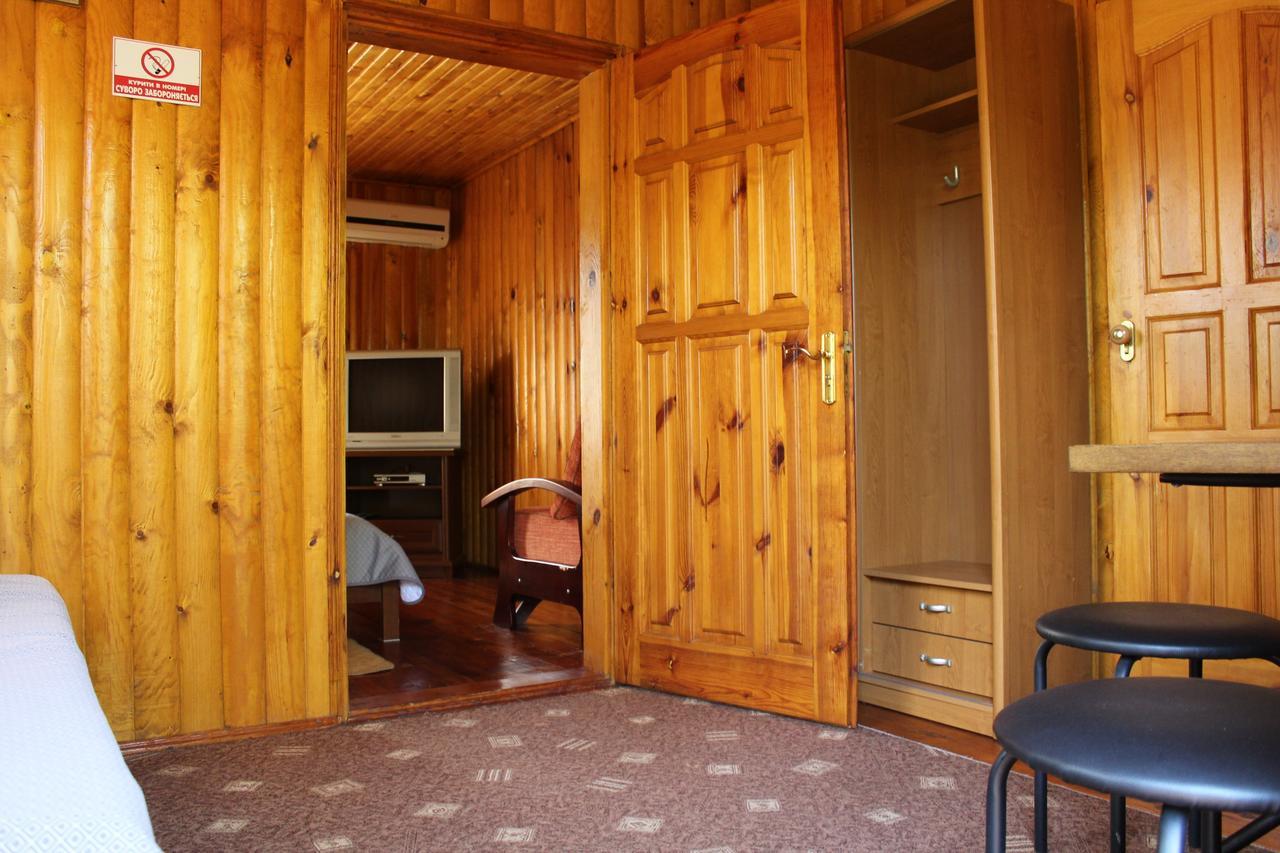 סביטיאז Hotel-Complex Mizh Triokh Ozer מראה חיצוני תמונה